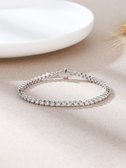 High-Quality 18K Gold  tennis bracelet with diamonds. Minimum 3cts or above. Excellent for daily or party use.