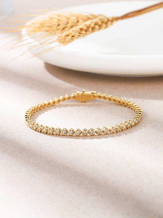 High-Quality 18K Gold  tennis bracelet with diamonds. Minimum 2cts or above. Excellent for daily use.